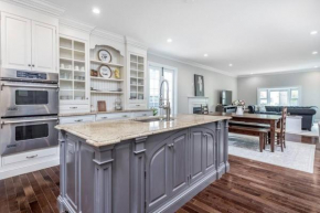 Stunning Executive Home 5 BD, 4.5B. Perfect Spot!!